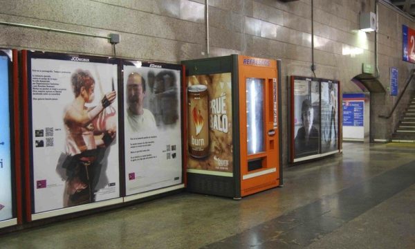 Vistas de la instalación realizada ocupando los espacios publicitarios de la estación de Sol, Madrid.