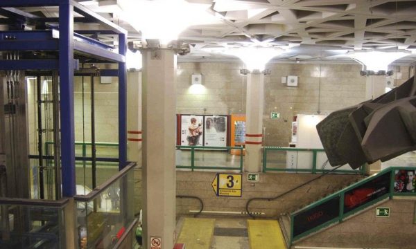 Vistas de la instalación realizada ocupando los espacios publicitarios de la estación de Sol, Madrid.