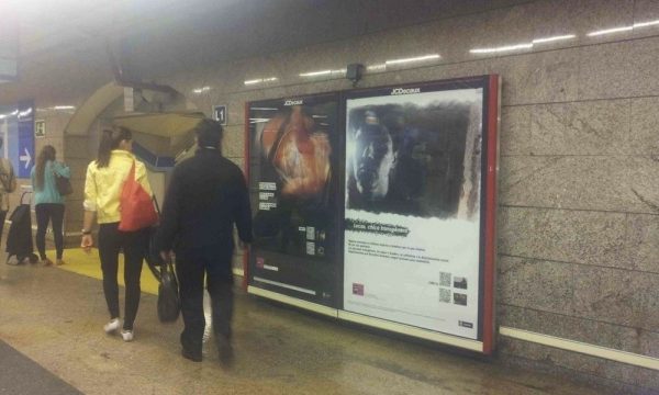 Vistas de la instalación realizada ocupando los espacios publicitarios de la estación de Sol, Madrid.