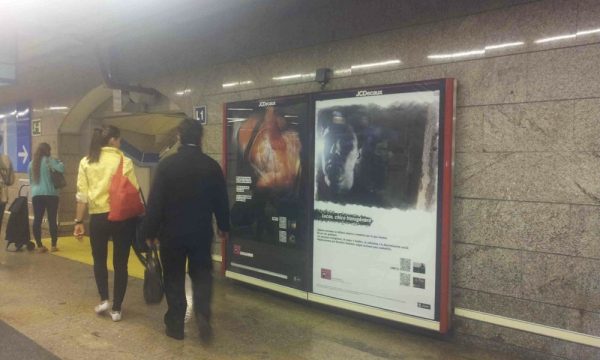 Occupation des espaces publicitaires au station métro de Sol, Madrid.